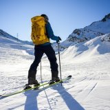 Un randonneur monte avec ses ski de randonnee (ski en peau de phoque) en direction de l'Hospice du Grand-Saint-Bernard. Image prétexte